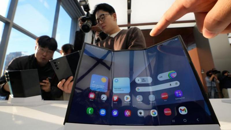 Samsung презентовал свой первый складывающийся втрое смартфон
