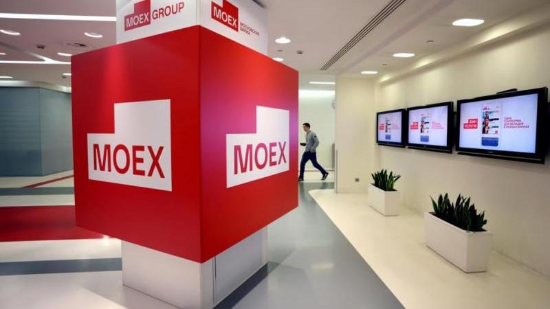 Российский рынок акций незначительно снижается на открытии основной торговой сессии