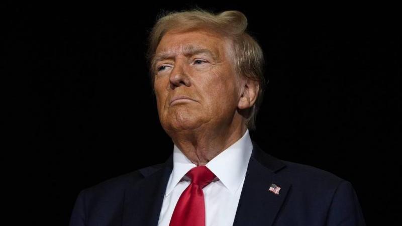 Президент РФ считает юмором слова Трампа про "заговор против США"