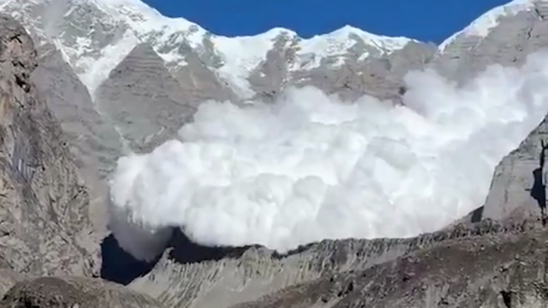 В Непале в результате схода лавины погибли семь человек