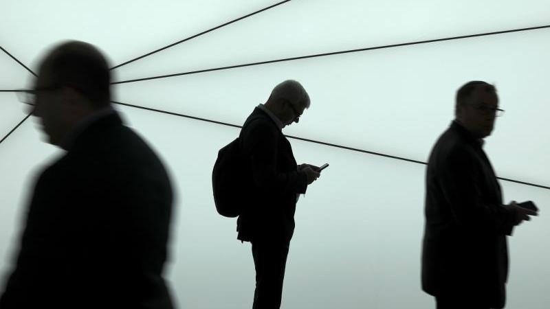 ВЦИОМ: число верящих в конспирологию российских граждан сократилось с 1990-х годов