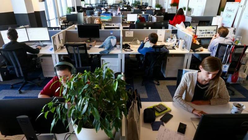 Среднемесячная зарплата в организациях в сентябре составила более 96 тыс. рублей