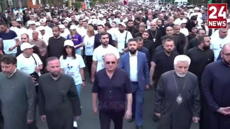 В Ереване проходит шествие в поддержку бизнесмена Карапетяна