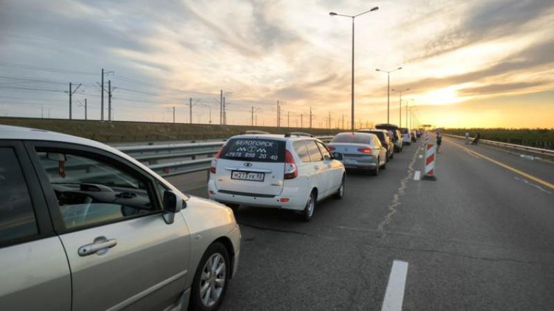 Очереди перед Крымским мостом достигли 4 тыс. автомобилей