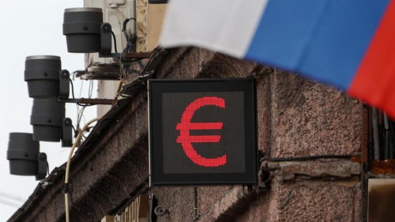 Курс евро на межбанке впервые с 30 июля поднялся выше 95 рублей