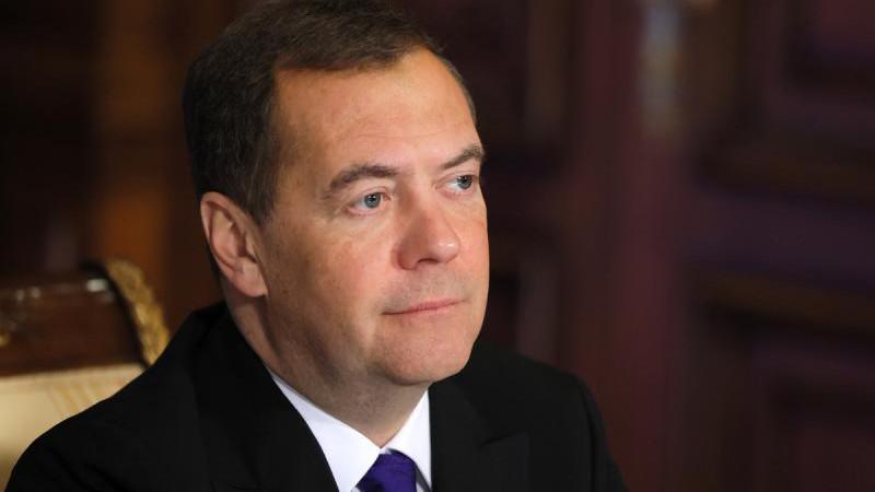 Медведев заявил, что Россия будет возвращать землей замороженные активы