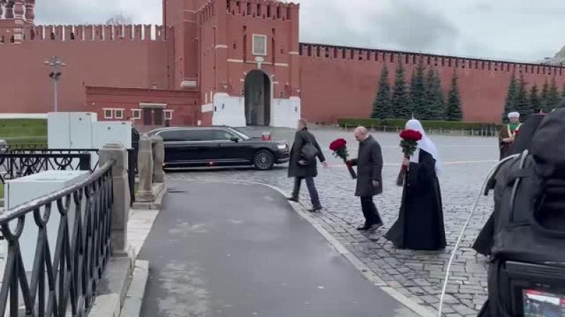 Путин возложил цветы к памятнику Минину и Пожарскому на Красной площади