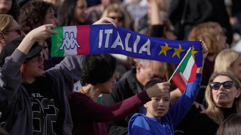 В Афинах проходит церемония передачи олимпийского огня зимних Игр в Италии