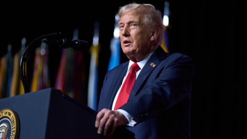 Около половины опрошенных граждан ЕС воспринимают Трампа как "врага Европы"