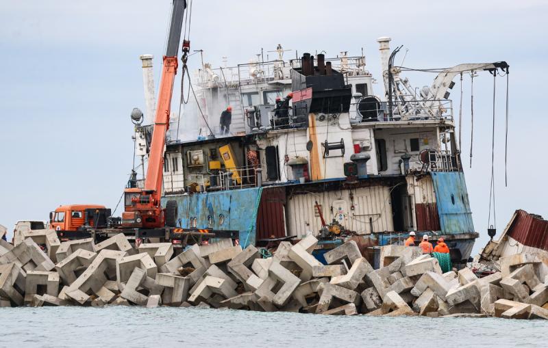 На берегу и в акватории Черного моря вблизи кормы "Волгонефть-239" выявили мазут