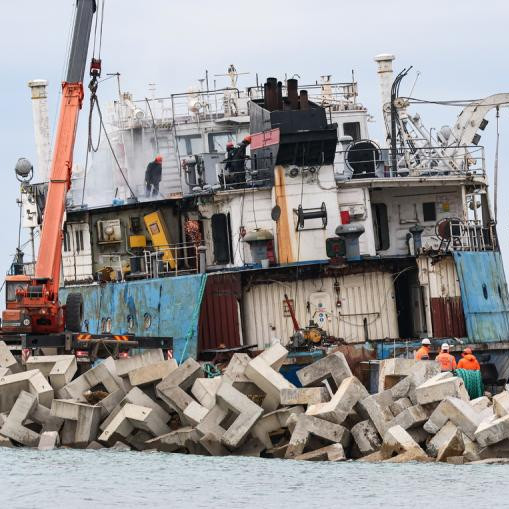 На берегу и в акватории Черного моря вблизи кормы "Волгонефть-239" выявили мазут