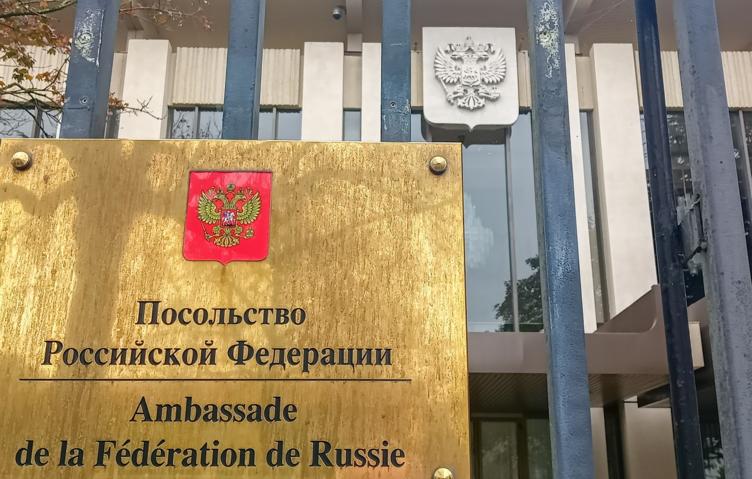 Blick: в Швейцарии оштрафовали на $8,3 тыс. плюнувшего на табличку российского посольства