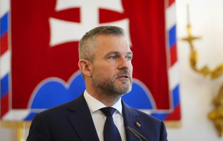 TASR: президенту Словакии передали петицию о референдуме об отмене санкций против России