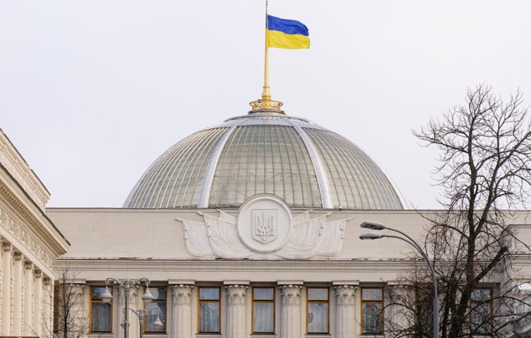 Верховную раду оградили колючей проволокой