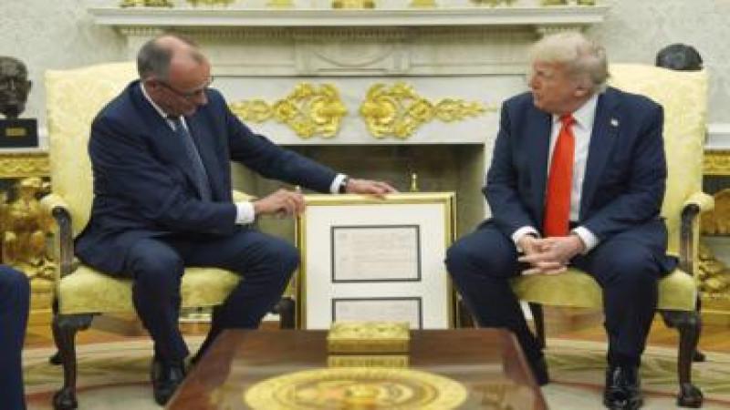 Мерц вручил Трампу копию свидетельства о рождении деда американского лидера
