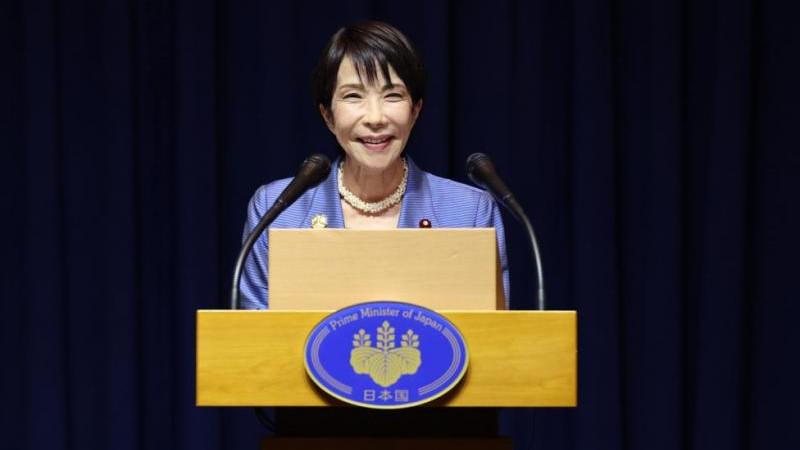 Премьер Японии провела телефонный разговор с Зеленским