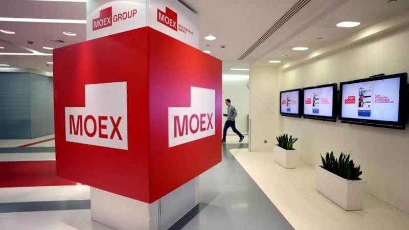 Российский рынок акций в начале основной торговой сессии снижался