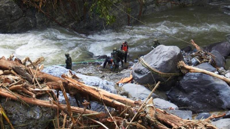 Число погибших в результате наводнений в Индонезии приблизилось к 850