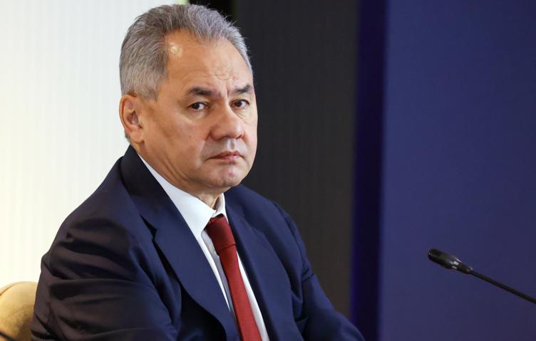 Шойгу отметил, что НАТО и ЕС ведут программы по приготовлению к прямому конфликту с РФ