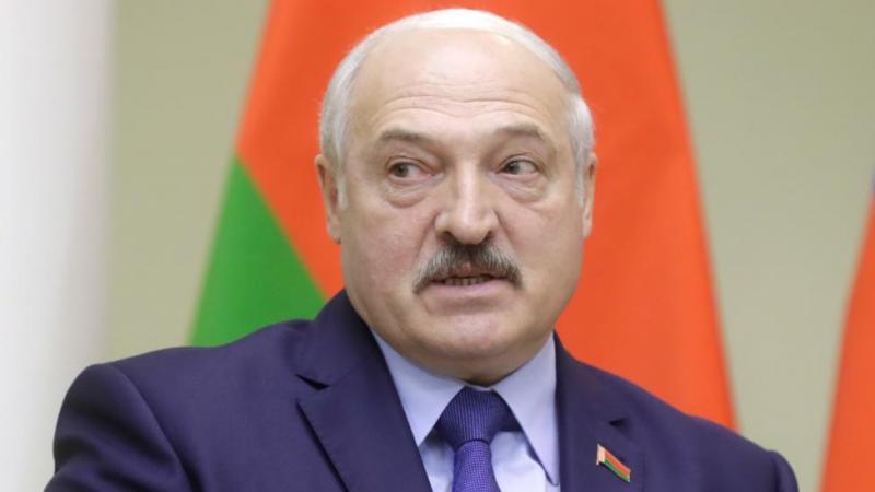 Лукашенко каждое утро думает, как избежать прихода войны в Белоруссию