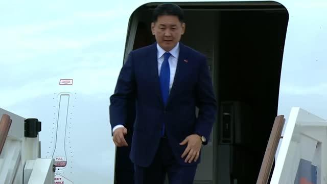 Президент Монголии прилетел в Москву