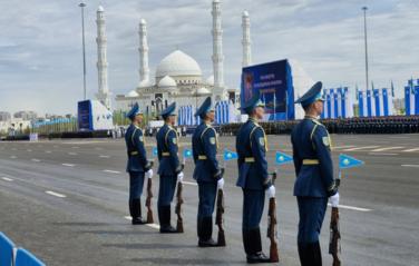 В столице Казахстана впервые за восемь лет прошел военный парад ко Дню Победы