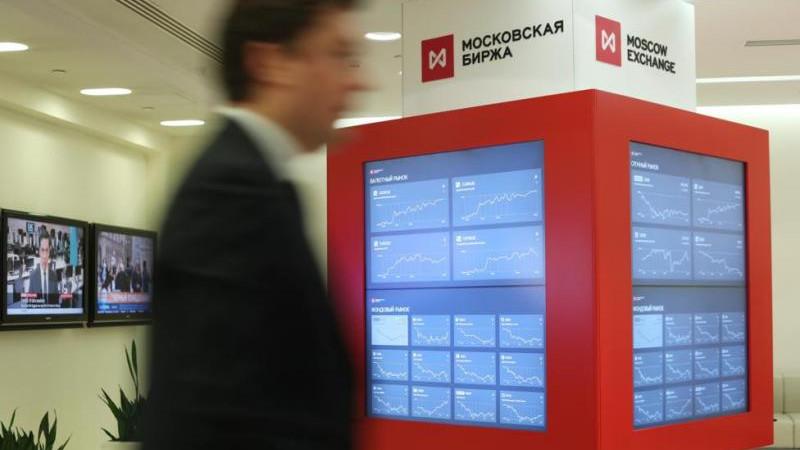 Российский рынок акций снижается на открытии основной торговой сессии