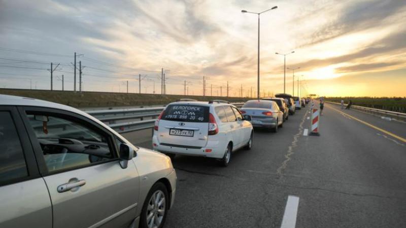 В очередях к Крымскому мосту стоят почти 3,5 тыс. автомобилей