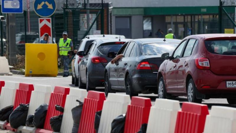 Число автомобилей перед Крымским мостом сократилось до 942