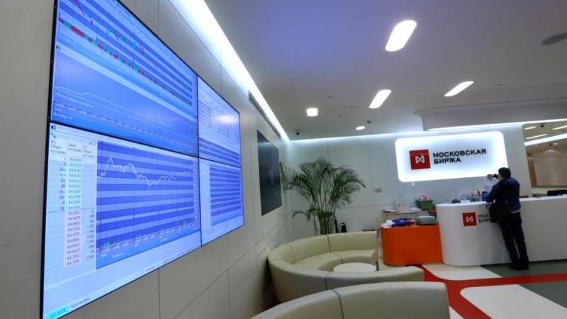 Российский рынок акций на открытии основной торговой сессии снижается