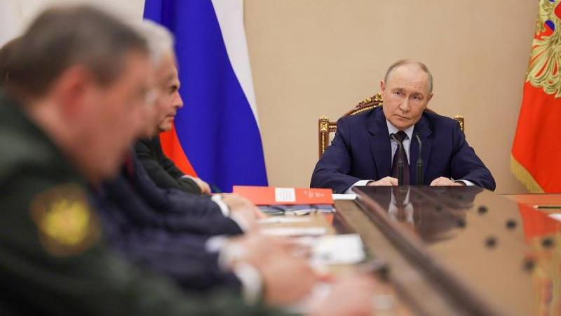 Президент провел совещание по вопросам строительства Вооруженных сил РФ