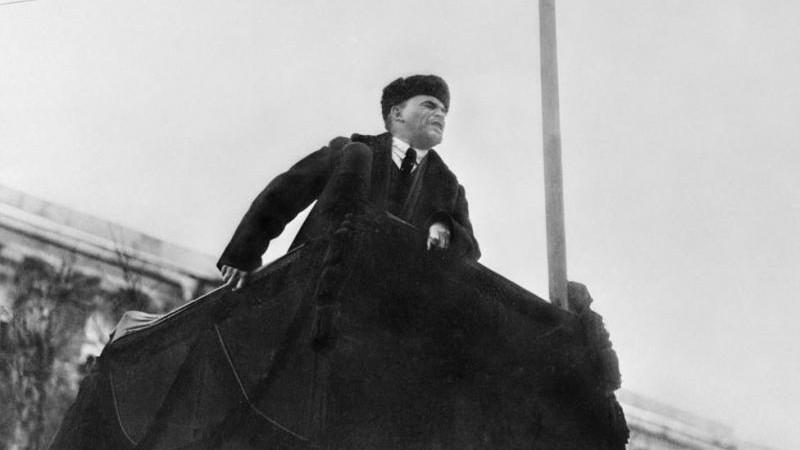 Зюганов поздравил россиян с Днем Октябрьской революции