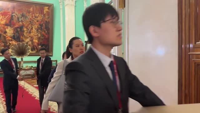 Китайская делегация принесла в Кремль сувенирный граммофон