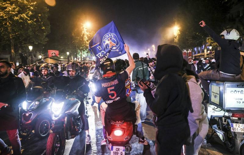 Le Parisien: автомобиль въехал в толпу болельщиков, отмечающих победу ПСЖ