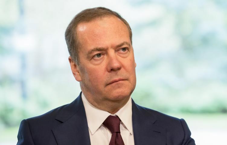 Медведев призвал Европу помнить о судьбе Гитлера, помогая неонацистам