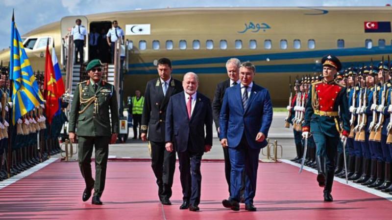 Король Малайзии прилетел в Казань