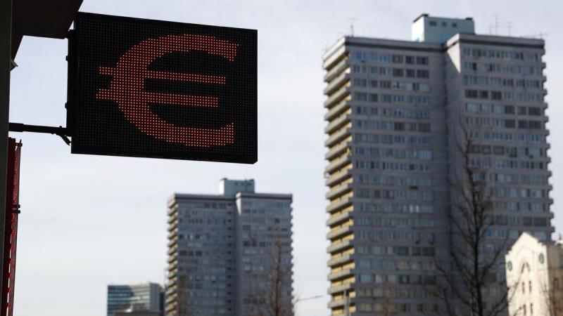 Курс евро на межбанке впервые с 9 марта поднялся выше 97 рублей