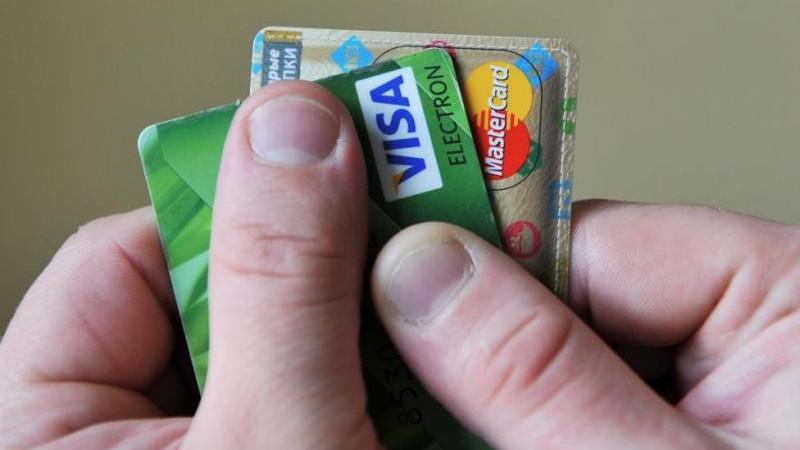ЦБ: в России продолжат работать истекшие карты Visa и MasterCard