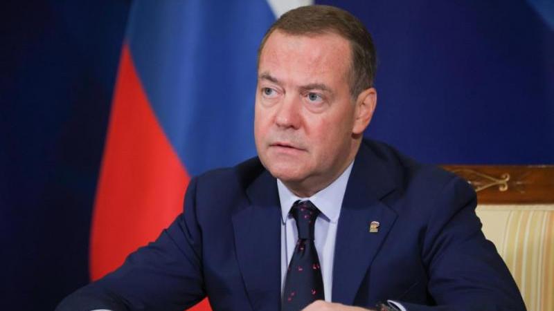 Медведев отметил, что "враги напрягаются" на фоне его визита в КНДР