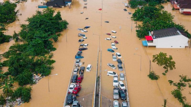 Число погибших в результате наводнений в Индонезии возросло до 950