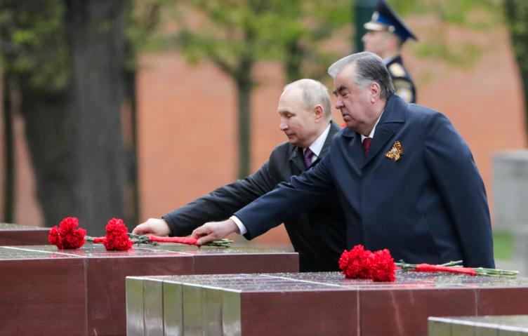 Путин и руководители зарубежных стран возложили цветы к Могиле Неизвестного Солдата