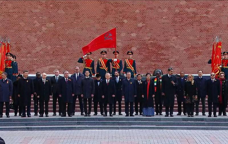 Путин и его зарубежные гости сделали совместную фотографию у поста номер один