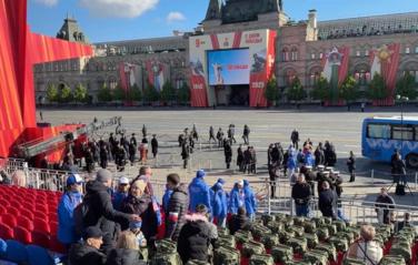 На трибунах на Красной площади собираются гости парада в честь 80-летия Победы