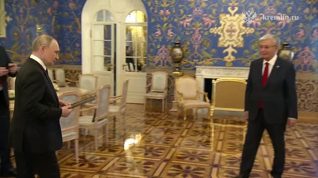 Путин вручил Токаеву наградной лист его отца