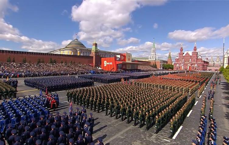 Прибывшие на парад в Москве лидеры государств стоя приветствовали своих военных