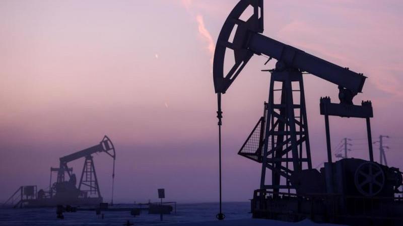 Цена нефти Brent впервые с 25 ноября опустилась ниже $62