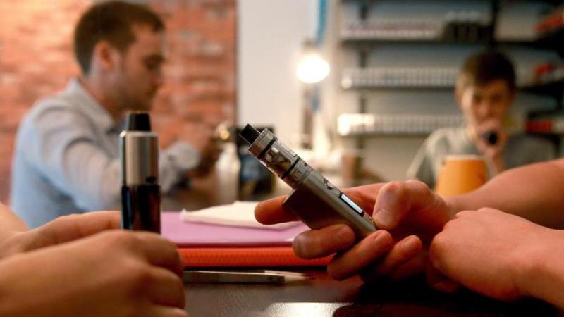 Госдума может в ближайшее время обсудить полный запрет продажи вейпов