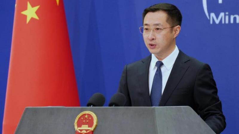 МИД КНР воздержался от комментариев угрозы консула "отрубить голову" премьеру Японии