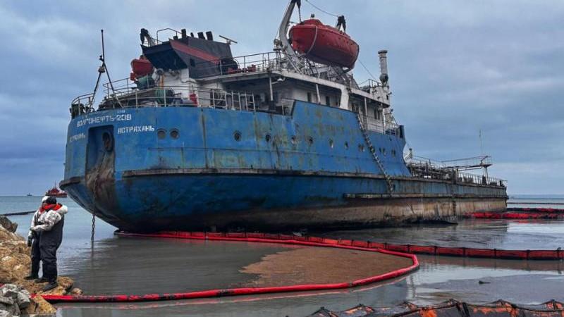Водолазами собрано 1 262 тонн замазученного грунта после аварии танкеров