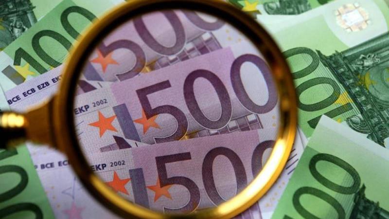 Курс евро на межбанковском рынке впервые с 12 февраля поднялся выше 100 рублей